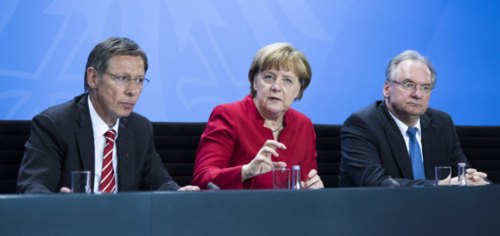 Bürgermeister Carsten Sieling (l.) mit Angela Merkeldem Ministerpräsident von Sachsen-Anhalt, Reiner Haseloff Foto: Bundespresseamt