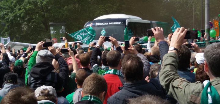 Umjubelt: Der Mannschaftsbus trifft vor dem Stadion ein. Foto: Bohlmann