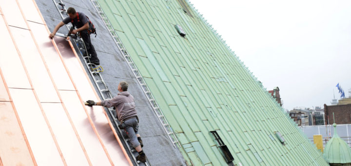 Erste neue Kupferplatten auf dem Rathausdach. Foto: Senatspressestelle