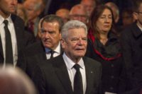 Joachim Gauck und Gerhard Schröder beim Trauergottesdienst. Foto: Meister