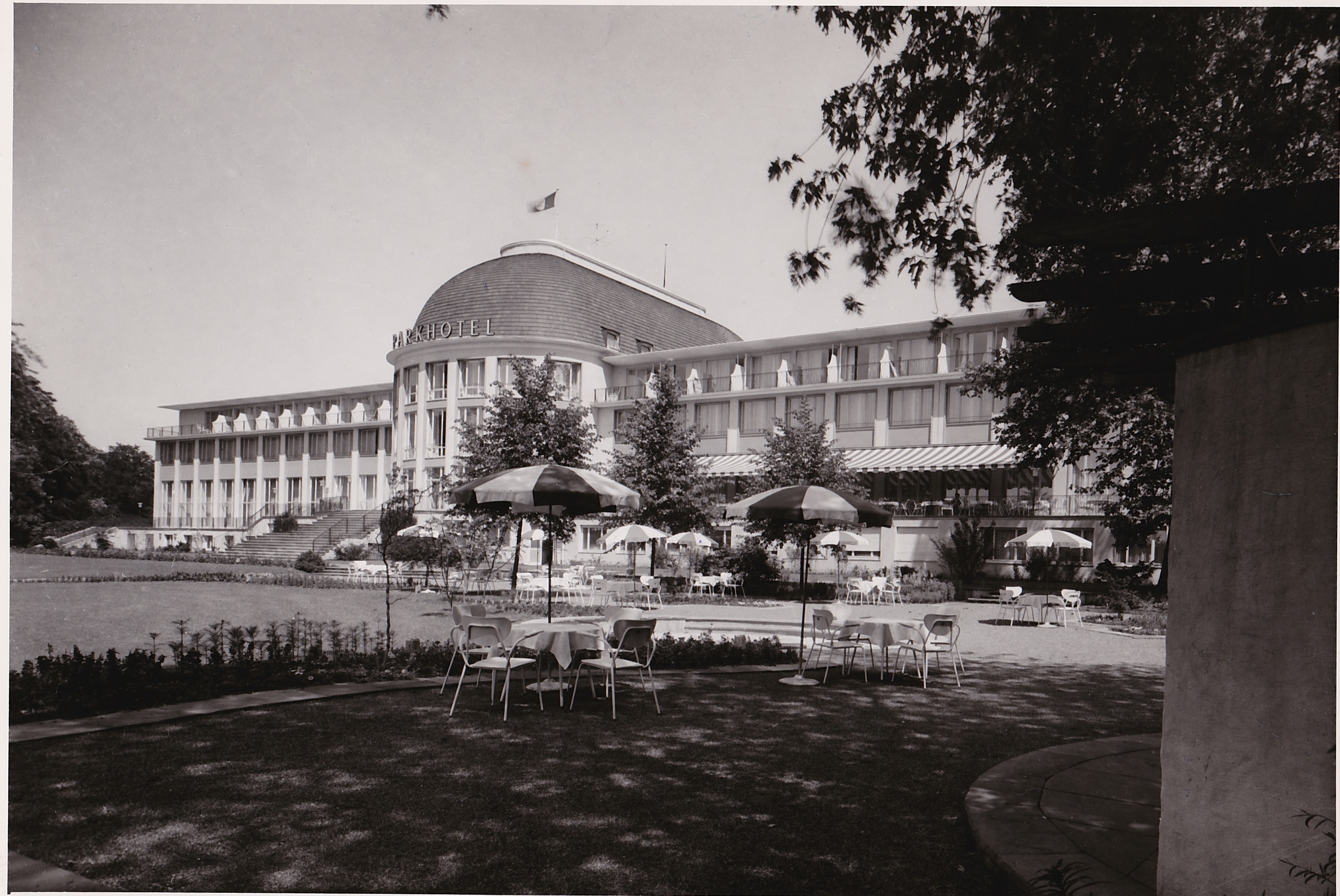 Wann wurde das Parkhotel gebaut?