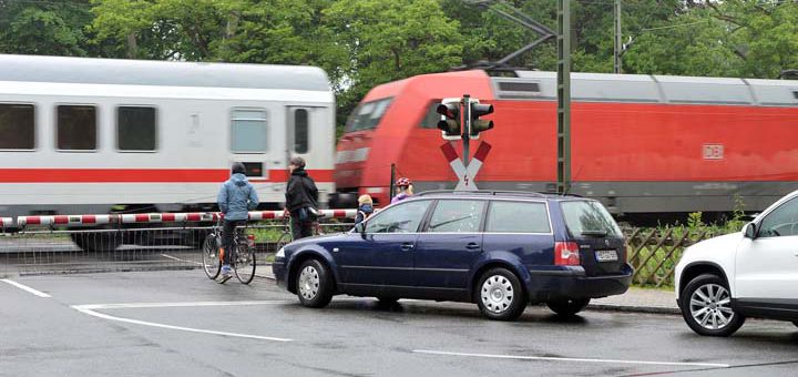 Intercity rauscht über einen Bahnübergang / Symbolfoto