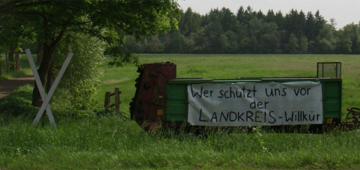 In der Ortschaft Teufelsmoor protestieren Landwirte und fürchten, dass strengere Naturschutzauflagen sie in ihrer Existenz bedrohen. Foto: Möller