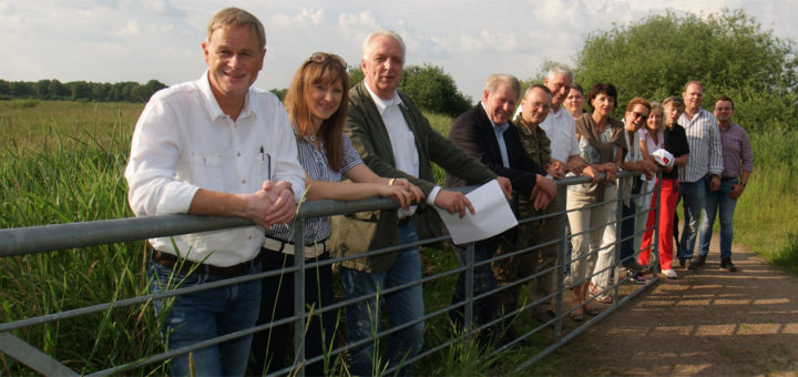 CDU-Kommunalpolitiker besichtigten Dienstag den Rundweg vom Ahrensfelder Damm zur Himmelstreppe. Foto: Möller