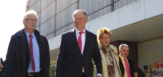 Oberbürgermeister Axel Jahnz (links) führte Ministerpräsident Stephan Weil (2. von links) unter anderem zum ehemaligen Hertie-Kaufhaus, für dessen Wiederbelebung die Stadt Fördermittel beantragt hat.
