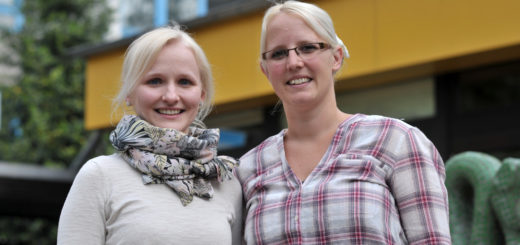 Neue Kollegin: Ann-Christin Leymann (links) unterstützt seit März Quartiersmanagerin WiebkeMachel bei der Arbeit im Nachbarschaftszentrum Wollepark.Foto: Konczak