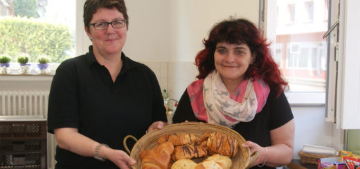 Ina Barz und Angela Appelhagen (von links) im Kioskbereich des neuen Dorfladens der Stiftung Maribondo in der Bahnhofstraße 18. Foto: Möller