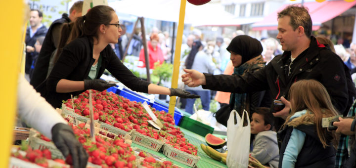 Beim Erdbeer- und Spargelfest sorgen nicht nur Obst und Gemüse für glückliche Gesichter, sondern auch das Rahmenprogramm. Foto: Eckert