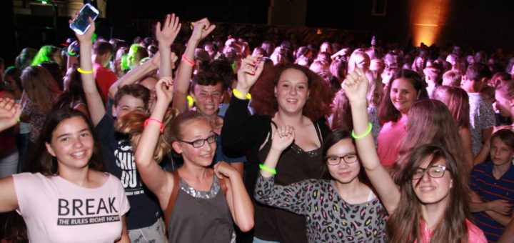 Rund 700 Jugendliche haben im vergangenen Jahr bei der Fresh-Party in den Weser-Ems-Hallen den Start in die Sommerferien gefeiertFoto: pv