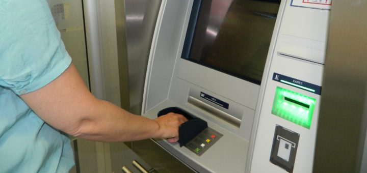 Immer häufiger haben es professionelle Banden auf Geldautomaten abgesehen. Die Kreditinstitute schützen sich. Foto: Bosse