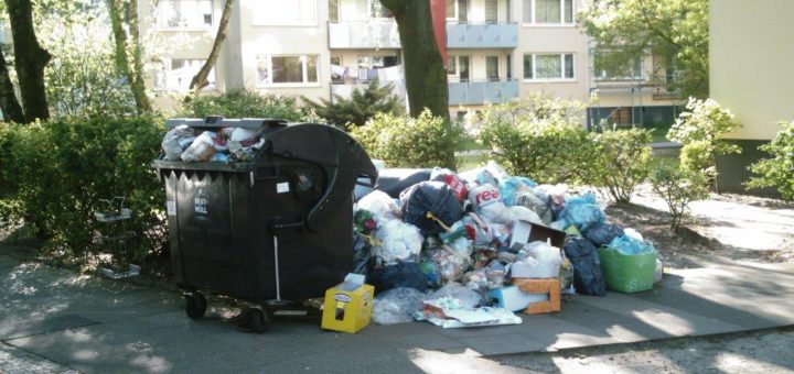 Die Müllcontainer am Oldeeoog reichen für den Müll nicht aus. Immobilienverwalter Heuschrecken Investoren von außerhalb kümmern sich nicht um das Viertel Kriminalität steigt Broken-Window-Effekt Huchting Robinsbalje Ghetto