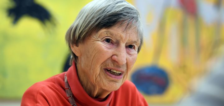 50 Jahre lang war Erika Groll ehrenamtlich im Rotes Kreuz Krankenhaus tätig. Jetzt geht sie in den Ruhestand. Foto: Schlie