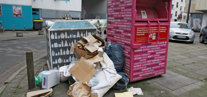 In vielen Teilen der Stadt quellen die Glas-, Müll- und Altkleidercontainer über. Die Neustadt will dieses Problem jetzt in den Griff kriegen. Foto: Barth