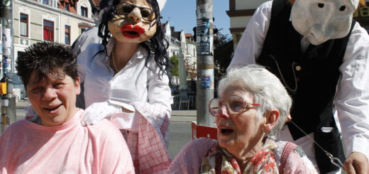 Ulkige Maskenkellner sollten dabei helfen, das Eis zwischen Cafébesuchern wie Ruth Christmann und Anke Kieverlage und Menschen mit Beeinträchtigungen zu brechen. Foto: Niemann