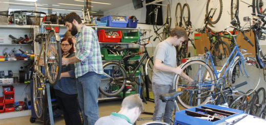 In der Fahrradwerkstatt am Haus am Wall bei der KGS Stuhr Brinkum repariert die Schülerfirma Custom Bikes günstig Fahrräder