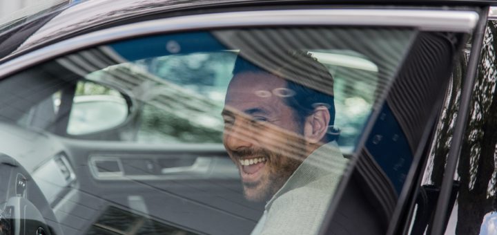 Claudio Pizarro hat gut lachen: Der Torjäger verlängerte seinen Vertrag bei Werder um weiteres Jahr. Foto: Nordphoto