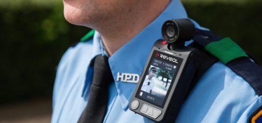 Bodycams an Polizisten sollen für mehr Sicherheit sorgen. Foto: Reveal Media 2015