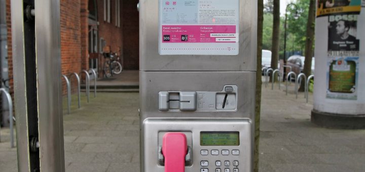 Under anderem die Telefonzelle an der Kornstraße / Brinkumer Straße ist vom Abbau bedroht. Der Monatsumsatz dort liegt laut Telekom bei 10 Euro. Foto: Barth
