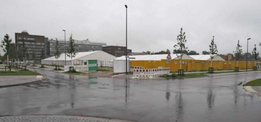Evakuierung: Unter anderem die Menschen aus dem Flüchtlingszelt an der Otto-Hahn-Allee müssen ihre Unterkunft verlassen. Foto: Barth