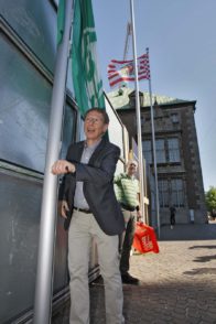 Vor dem Rathaus: Carsten Sieling hisst die Flagge. Foto: Barth