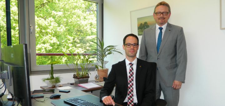 Kreisdezernent Dominik Vinbruck (l.) hat sein Büro bezogen. Landrat Bernd Lütjen freut sich über die Personalentscheidung. Foto: Bosse