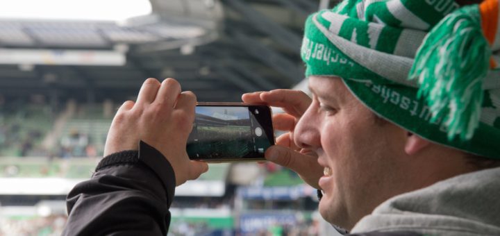 Mit dem Smartphone fotografieren ist auch im Weserstadion kein Problem. Wer das Bild aber posten will, hat wegen ständiger Netzüberlastung kaum eine Chance. W-Lan könnte Abhilfe schaffen. Foto: Nordphoto
