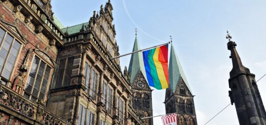 Die Fotomontage zeigt, wie das Rathaus mit Regenbogenflagge aussehen würde. Montage: Schlie