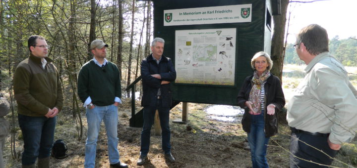 Marianne Friedrichs dankte der Jägerschaft, vertreten durch Heiko Ehing, Torsten Wischhusen, Roger Varrelmann und Martin Kai Köpke (von rechts). Foto: Bosse