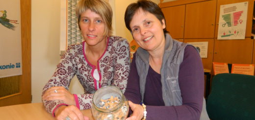 Christa Hegmann (l.) und Angelika Meurer-Schaffenberg von der Fachstelle zeigen ein "Kippenmuseum“. Foto: Bosse