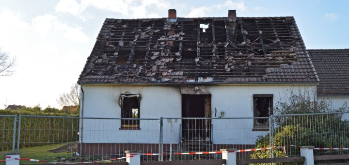 Das nach Brandstiftung zerstörte Haus in Riede. Foto: Sieler
