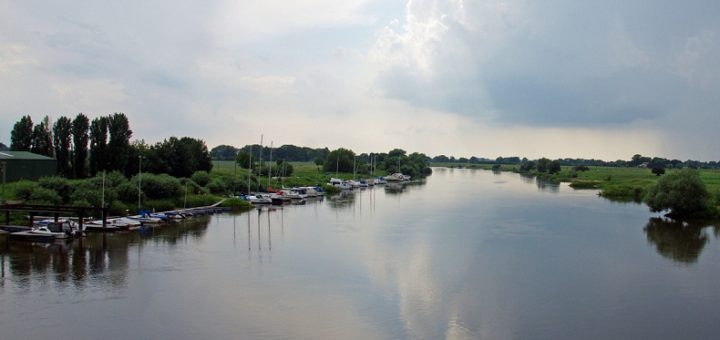Blick auf die Weser von der Uesener Brücke. Foto: Henrik Bruns