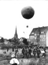 Es ist vollbracht: Der Ballon steigt auf. Foto: Stadtarchiv