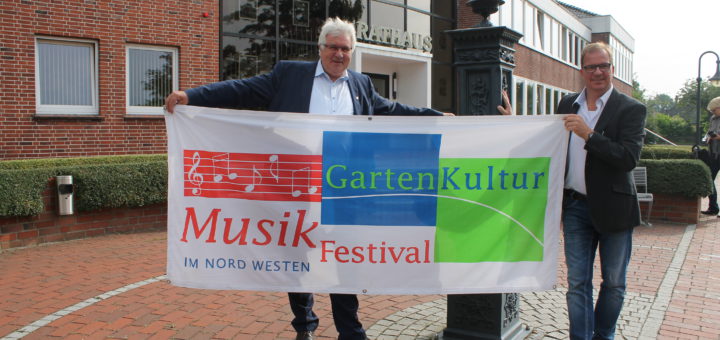 Voller Vorfreude auf das „GartenKultur-Musikfestival“ im August in Schwanewede: Bürgermeis­ter Harald Stehnken (l.) und Abteilungsleiter Kultur Jörg Heine.Foto: Waalkes