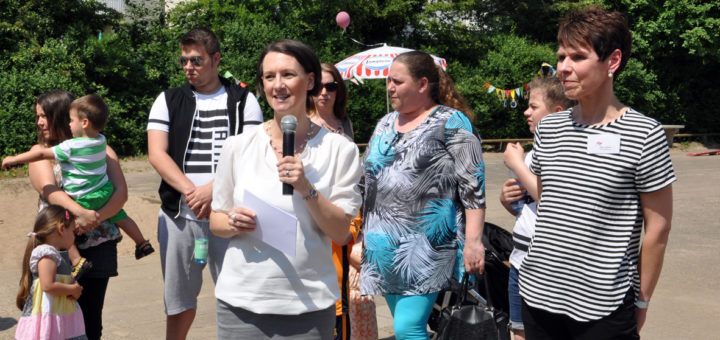Senatorin Bogedan (m.) und Kita-Leiterin Sabine Schlemo (r.) eröffnen das Sommerfest und die Erzählwerkstatt des Kinder- und Familienzentrums OsterhopFoto: Pressestelle SKB