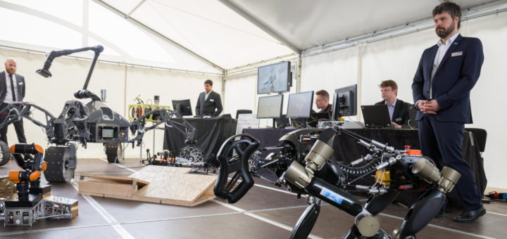 Die DFKI-Wissenschaftler präsentierten verschiedene Robotersysteme, wie den Laufroboter Charlie (im Vordergrund) oder den Rover SherpaTT (im Hintergrund).