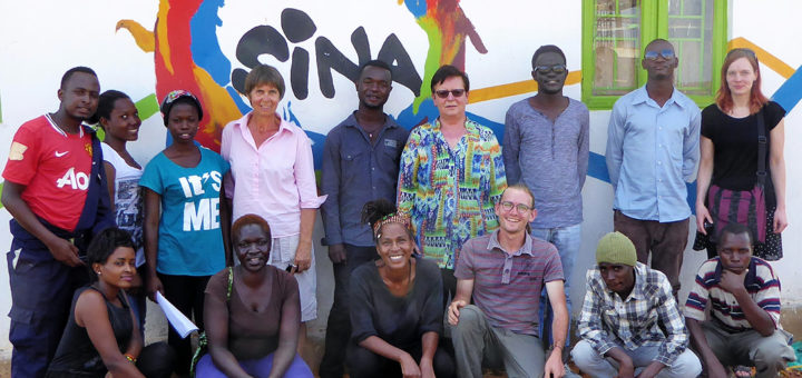 Zusammen mit Monika Schmidt und deren Tochter Nina, besuchte Hildburg Innecken (4. von links) das Projekt SINA in Mpigi. Foto: pv