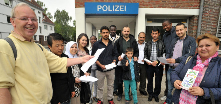 Die Integrationslotsen Gerold Böning und Nejmeh El Marzouq (ganz links) zeigen interessierten Neubürgern kürzlich die Polizei in Delmenhorst. Foto: Konczak