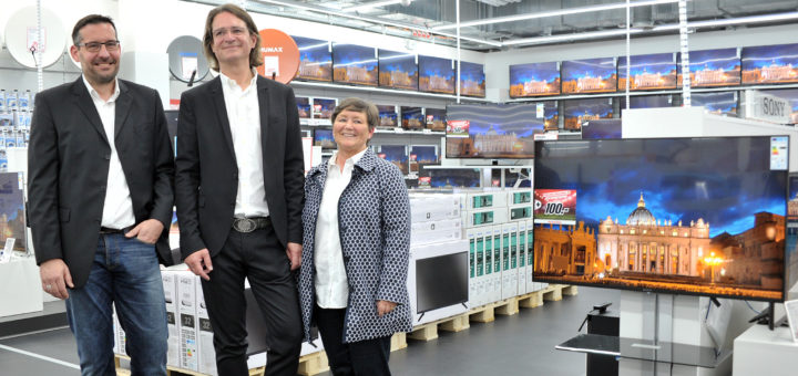 Verkaufsleiter Christopher Skormachowitsch und die Geschäftsführer Henning Adler und Andrea Janssen (von links) freuen sich auf die Eröffnung des Media Marktes im Zurbrüggen-Center. Foto: Konczak