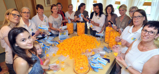 Die Mitglieder des Lions Clubs Gräfin Hedwig und zwei jüngere Helferinnen verpackten die 2.000 Enten am Dienstag im Restaurant Jägerklause.Foto: Konczak