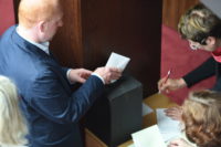 Die Abstimmung in geheimer Wahl. Foto: Schlie
