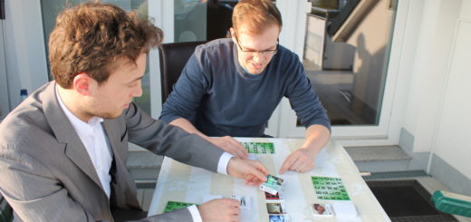 Alexander Wolf (links) aus Bremen und Christoph Lilienthal aus Brinkum spielen eine Runde Lettower - spielerisch können Flüchtlinge hier die deutsche Sprache üben, Grundschüler das Alphabet üben. Spiel Gesellschaftsspiel Spieleentwickler Integration