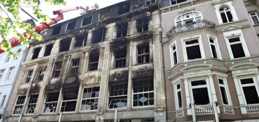 Das ehemalige Kaufhaus "Harms am Wall" ist nach dem gelegten Brand völlig ruiniert. Foto: Schlie