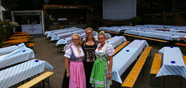 Zdenka Mohar (von links), Sissi und ihre Mutter Carmen Blume freuen sich auf zahlreiche bayrisch gekleidete Besucher im Huder EM-Biergarten. Foto: kh