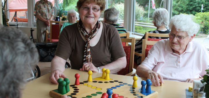 Erna Albrecht engagiert sich seit 24 Jahren für Senioren. Inzwischen ist die 79-jährige älter als so manch einer ihrer Schützlinge. Foto: Niemann