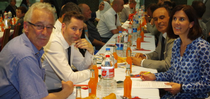 Unter den Gästen des Ramadan Iftar-Mahls waren unter anderem Oberbürgermeister Axel Jahnz (l.), Schirmherr der Veranstaltung, der FDP-Landtagsabgeordnete Christian Dürr (2.v.l.) sowie der türkische Generalkonsul Mehmet Günay (2.v.r.) aus Hannover und die stellvertretende FDP-Bundesvorsitzende Katja Suding.Foto: gri