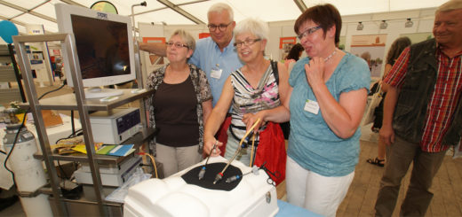 Chefarzt Dr. Michael Spatny vom Kreiskrankenhaus Osterholz ließ Besucherinnen an einem Modell Eingriffe „durchs Schlüsselloch“, die so genannte Endoskopie, probieren. Foto: Möller