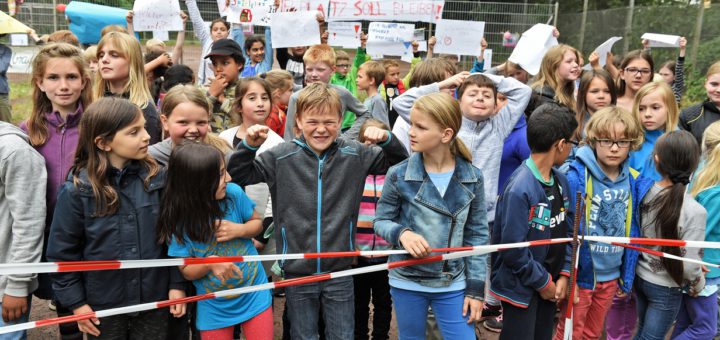Kinder und Eltern haben jetzt auf dem Spielplatz an der Hadenbergstraße gegen eine mögliche Bebauung protestiert. Foto: Schlie