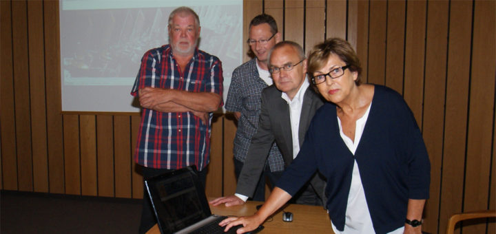 Bürgermeister Willy Hollatz (Zweiter v.r.) und Jürgen Weinert (Dritter v.r.) stellten die Webseite gemeinsam mit Susanne und Claus Juntke vor. Foto: Möller