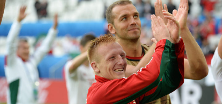 László Kleinheisler bedankt sich bei den Fans und feiert den Einzug der Ungarn ins Achtelfinale. Foto: Nordphoto
