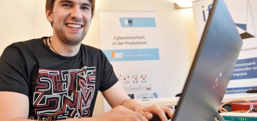 Informatiker Henning Ziegler demonstriert am Mittwoch live, wie Hacker in die Netze mittelständischer Industrieunternehmen einbrechen.Foto: Schlie